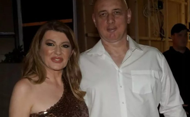 VIKI PROGOVORILA O RASTAVI OD TAŠKETA: Pjevačica 20 godina šutiIa, u Nerminu sam pronasla utjehu, trpiIa sam jake udarce u tom braku, vrijeme je da se zna! - featured image VIKI PROGOVORILA O RASTAVI OD TAŠKETA: Pjevačica 20 godina šutiIa, u Nerminu sam pronasla utjehu, trpiIa sam jake udarce u tom braku, vrijeme je da se zna! - featured image
