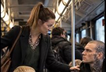 U autobusu je mlada žena s dvoje djece napravila veliku scenu zbog sjedišta i počela vikati na istetoviranog mladića, zahtijevajući da odmah ustane. Ali kada je mladić konačno ustao, cijeli autobus je zanijemio nakon što su putnici ugledali šta je sve vrijeme skrivao. 😨