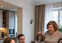 Na moj rođendan svekrva je pred svim gostima teatralno podigla pseću ogrlicu i rekla: „A ovo je moj poklon, da nikada ne zaboraviš gdje ti je mjesto u ovoj kući!“ Moj muž se počeo smijati, dok sam ja mirno slušala sva njena ismijavanja i uvrede. A onda sam ustala i rekla: „I ja imam jedno iznenađenje za vas.“ 😯