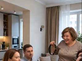 Na moj rođendan svekrva je pred svim gostima teatralno podigla pseću ogrlicu i rekla: „A ovo je moj poklon, da nikada ne zaboraviš gdje ti je mjesto u ovoj kući!“ Moj muž se počeo smijati, dok sam ja mirno slušala sva njena ismijavanja i uvrede. A onda sam ustala i rekla: „I ja imam jedno iznenađenje za vas.“ 😯