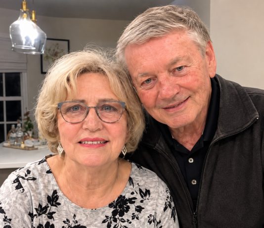Moja je majka godinama skrivala ruke ispod dugih rukava. Jednog dana više nisam mogla izdržati i upitala sam: „Je li te tata udario?“ Oči su joj se istog trena napunile suzama. Zatvorila je vrata, pogledala me i rekla nešto što me užasnulo… Moja je majka godinama skrivala ruke ispod dugih rukava. Jednog dana više nisam mogla izdržati i upitala sam: „Je li te tata udario?“ Oči su joj se istog trena napunile suzama. Zatvorila je vrata, pogledala me i rekla nešto što me užasnulo… - featured image