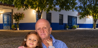 „Mama, svaki put kada me djed kupa, traži da igramo jednu igru. Moram zatvoriti oči, a dok su zatvorene, on nešto radi…“ Kada mi je kćerka to rekla, ukočila sam se. Sljedećeg dana otvorila sam vrata kupatila bez upozorenja, a od prizora koji sam zatekla počele su mi drhtati noge. 😱💔