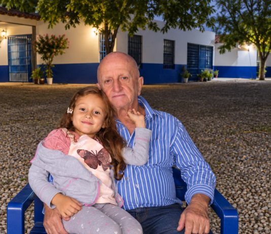 „Mama, svaki put kada me djed kupa, traži da igramo jednu igru. Moram zatvoriti oči, a dok su zatvorene, on nešto radi…“ Kada mi je kćerka to rekla, ukočila sam se. Sljedećeg dana otvorila sam vrata kupatila bez upozorenja, a od prizora koji sam zatekla počele su mi drhtati noge. 😱💔