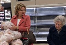Bogata žena kupila je sve ćurke na akciji, dok je starija baka preklinjala da ostavi bar jednu za svog bolesnog unuka. Tada se iz zvučnika supermarketa začuo muški glas, a žena je odjednom prebledela.