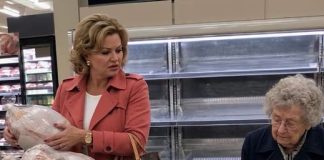 Bogata žena kupila je sve ćurke na akciji, dok je starija baka preklinjala da ostavi bar jednu za svog bolesnog unuka. Tada se iz zvučnika supermarketa začuo muški glas, a žena je odjednom prebledela.