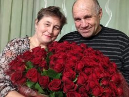 Moj muž nikada nije bio romantičan. Ali na moj 66. rođendan iznenada je došao kući sa 101 crvenom ružom i zamolio me da se fotografiram s njim… Pomislila sam da se napokon promijenio. Ali ono što je učinio s našom fotografijom natjeralo me da preispitam cijeli naš 42-godišnji brak…