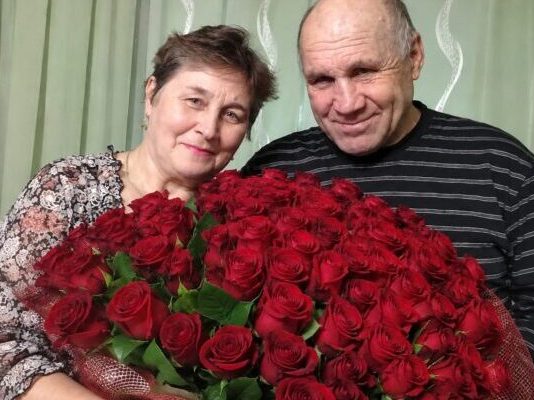 Moj muž nikada nije bio romantičan. Ali na moj 66. rođendan iznenada je došao kući sa 101 crvenom ružom i zamolio me da se fotografiram s njim… Pomislila sam da se napokon promijenio. Ali ono što je učinio s našom fotografijom natjeralo me da preispitam cijeli naš 42-godišnji brak…