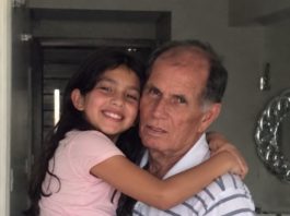 Moja desetogodišnja kći šapnula mi je: „Mama, djed kaže da imam prekrasno tijelo i figuru. Želi da mu nešto pokažem u njegovoj spavaćoj sobi, ali natjerao me da obećam da ti neću reći.” Ukočila sam se. Pretvarala sam se da se smiješim, ali te noći nisam mogla zaspati. Sljedećeg dana potajno sam ušla u kuću svojeg oca. Kad sam otključala vrata njegove spavaće sobe, ugledala sam nešto zbog čega sam vrisnula…