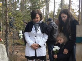 😱💔 Margaret je otišla na grob svojega sina i ugledala djevojčicu kako stoji pokraj žene u crnom kaputu. Kada je djevojčica šapnula: „Bako, tata je rekao da ćeš me pronaći“, Margaret je gotovo pala u nesvijest… Ali tajna koja se skrivala iza smrti njezina sina bila je mnogo strašnija.