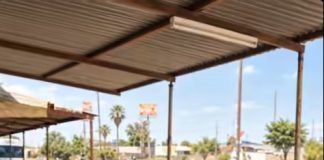 Četvorica motorista naručila su hranu u malom restoranu pored puta, a zatim otišla ne plativši račun jer su mislila da im siromašna starica, vlasnica restorana, ne može ništa učiniti. Ali ti muškarci nisu mogli ni zamisliti s kim su se zapravo zakačili. 😳