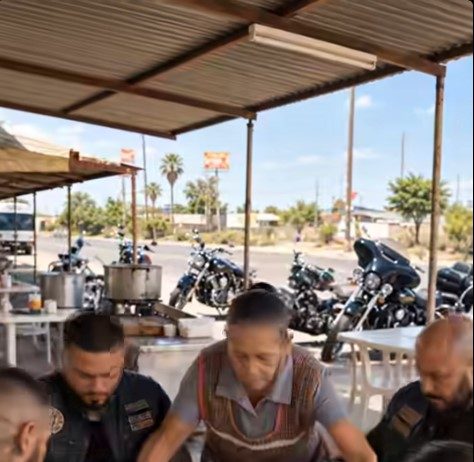 Četvorica motorista naručila su hranu u malom restoranu pored puta, a zatim otišla ne plativši račun jer su mislila da im siromašna starica, vlasnica restorana, ne može ništa učiniti. Ali ti muškarci nisu mogli ni zamisliti s kim su se zapravo zakačili. 😳