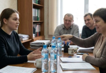 Djevojka sa samo devet razreda škole došla je na razgovor za posao i rekla: „Želim platu od 320.000 mjesečno.“ Direktorica se nasmijala i postavila joj pitanje: „Kako podijeliti četiri flaše vode na šest rukovodilaca?“ Za stolom je zavladala potpuna tišina kada je djevojka odgovorila da… 😲😲😲