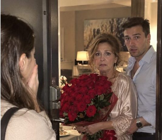😱💔 Pratila sam svog muža kako bih ga uhvatila s ljubavnicom… Ali kad su se vrata otvorila, ugledala sam vlastitu majku kako drži njegove ruže! 🌹😨