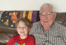 Moj sedmogodišnji sin briznuo je u plač u školi i rekao svojoj učiteljici: „Djed me svaki dan zaključava u sobu i veže mi ruke.” Učiteljica je odmah nazvala mene i policiju. Potajno smo ušli u kuću mog oca, bez ikakvog upozorenja. Ali kada smo otvorili zaključana vrata i vidjeli što moj 76-godišnji otac radi mom sinu, ostali smo skamenjeni od šoka…