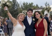 Moj sin je objavio da će se oženiti mojom 52-godišnjom najboljom prijateljicom i priznao da su već dvije godine potajno zajedno. Tijekom cijelog vjenčanja pokušavala sam se smiješiti… sve dok mi se sin nije približio i šapnuo na uho: „Mama, postoji još nešto što ti nismo rekli…“