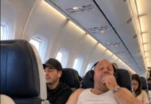 Bahati putnik stavio je svoja prljava i smrdljiva stopala na naslon za ruke mlade žene koja je sjedila ispred njega i odlučno odbio da ih skloni. Žena je dugo trpjela njegovo bezobrazno ponašanje, ali pola sata kasnije uradila je nešto što je potpuno šokiralo sve putnike u avionu. 😱😳