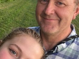Otišla sam u šumu sa svojim ocem. Odjednom me je zgrabio za ruku i rekao: „Konačno smo sami. Dođi ovamo, da te poljubim. Toliko dugo sam želeo ovo da uradim.“ Užasnuta, pokušala sam da se izmaknem. Ali moj otac je prišao bliže, uhvatio me za ramena i šapnuo: „Ne boj se, dušo. Tvoja majka nikada neće saznati šta se dogodilo između nas.“ Počela sam da drhtim. A kada je rekao: „Čekao sam 19 godina na ovaj trenutak“,…